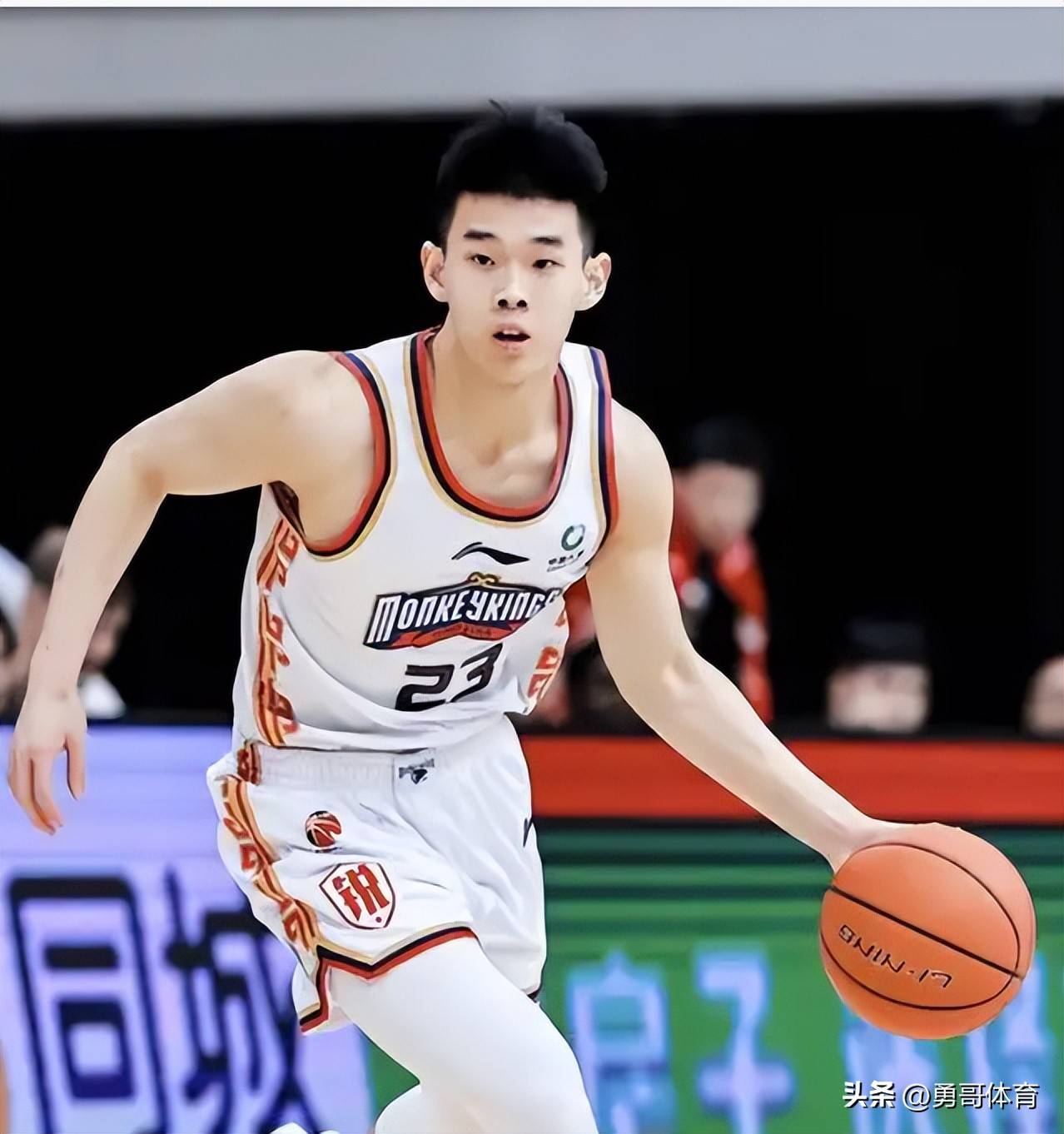 顶尖球员之间的篮球争夺吸引无数体育迷注目的简单介绍