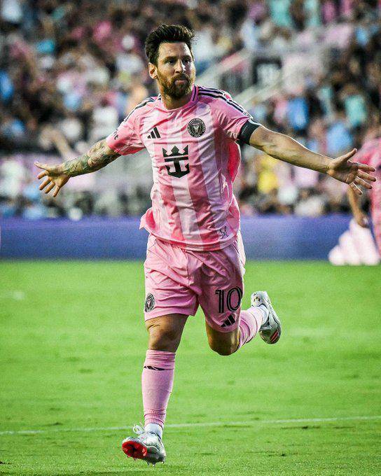 梅西在西班牙队比赛中突破纪录，势不可挡引发热议！(梅西与西班牙)